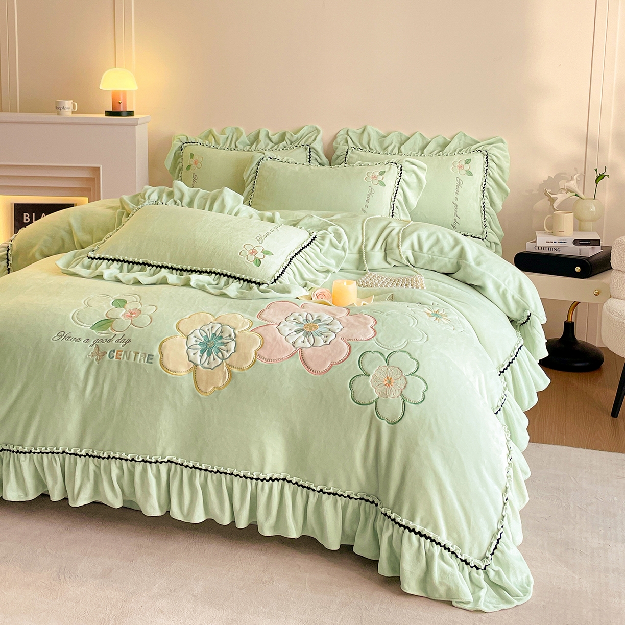 91家纺网 家纺一手货源 找家纺 民新家纺 2025新款牛奶绒毛巾绣贴布绣花四件套 花韵-青柠绿