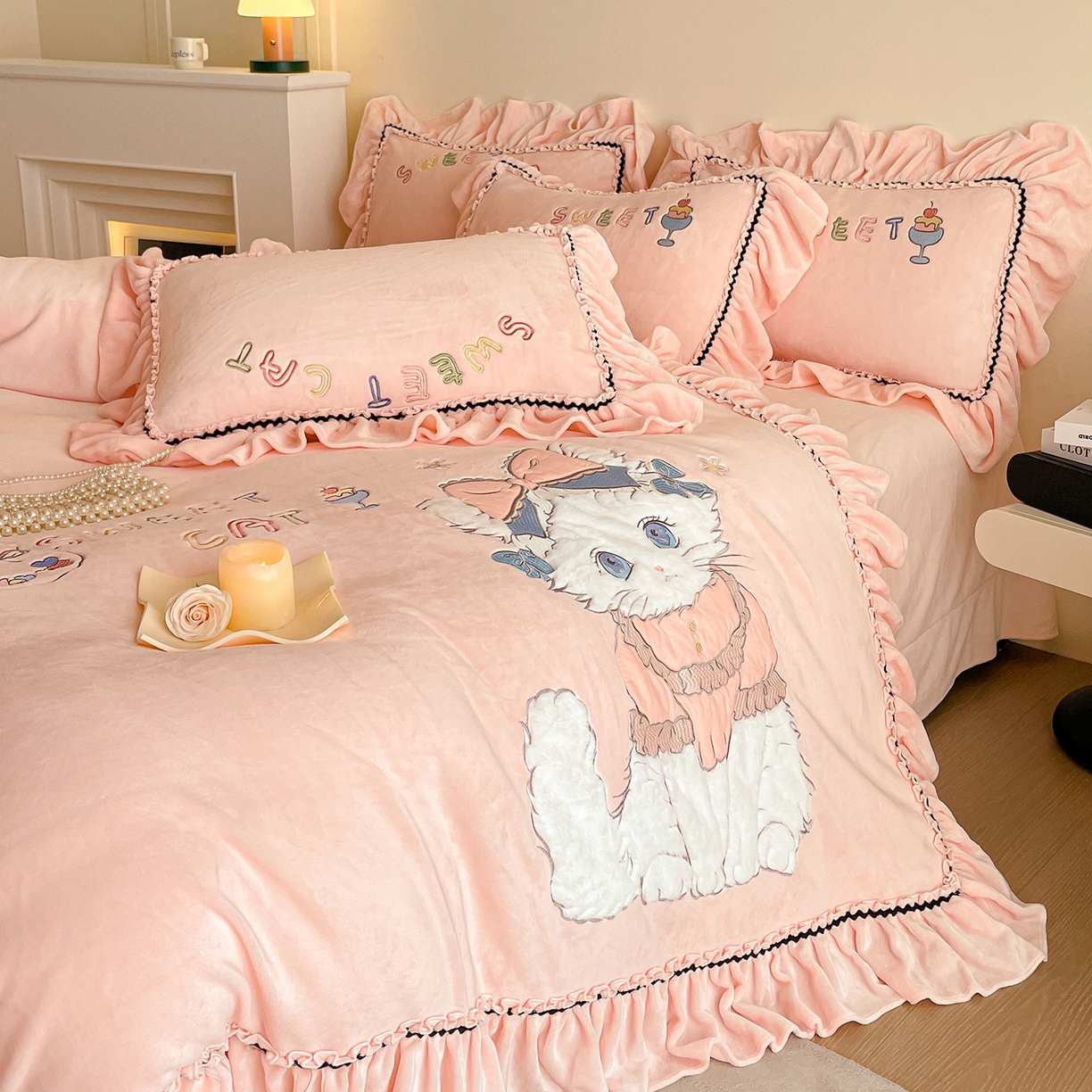 91家纺网 家纺一手货源 找家纺 民新家纺 2025新款牛奶绒毛巾绣贴布绣花四件套 蜜语-樱花粉