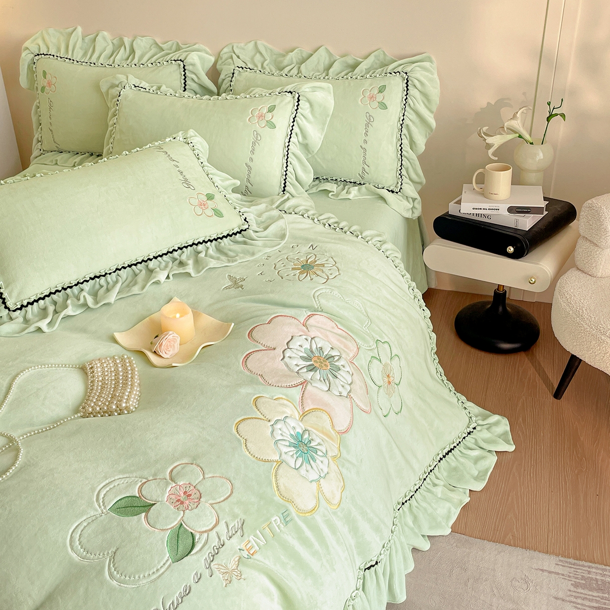 91家纺网 家纺一手货源 找家纺 民新家纺 2025新款牛奶绒毛巾绣贴布绣花四件套 花韵-青柠绿