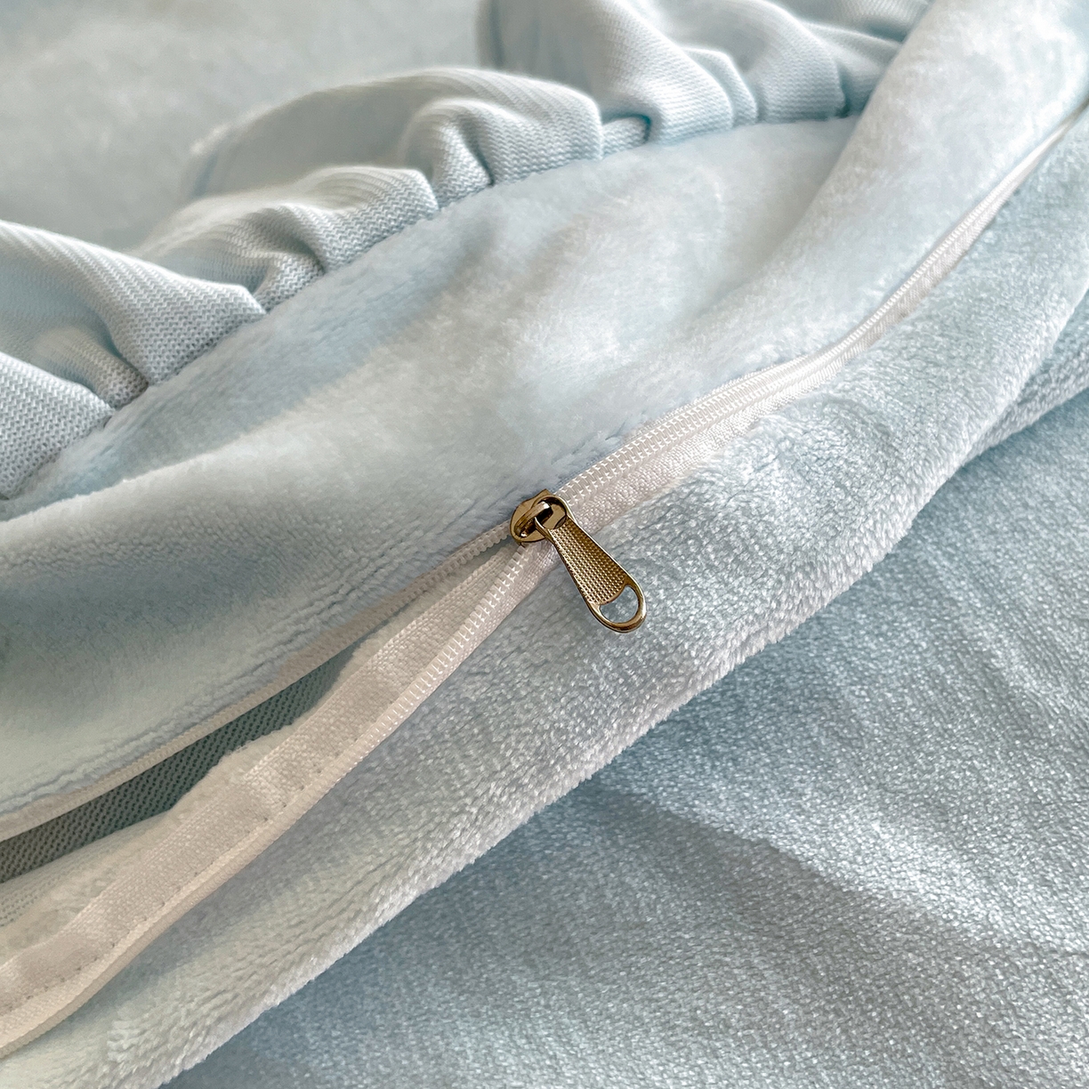 91家纺网 家纺一手货源 找家纺 民新家纺 2025新款牛奶绒毛巾绣贴布绣花四件套 梦境-浅蓝