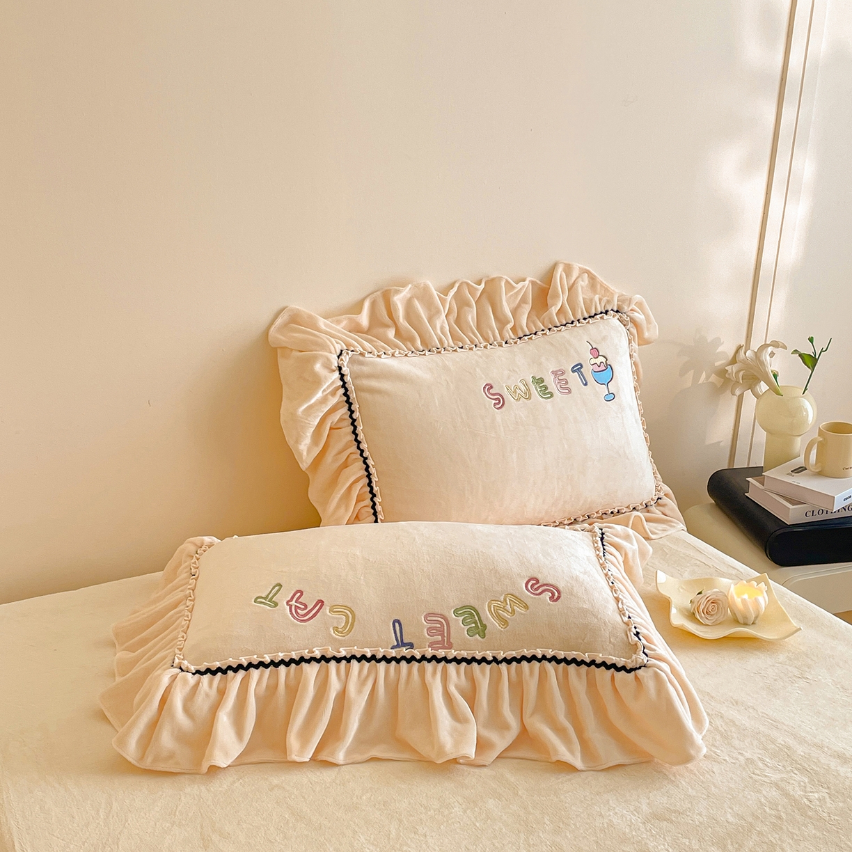 91家纺网 家纺一手货源 找家纺 民新家纺 2025新款牛奶绒毛巾绣贴布绣花四件套 蜜语-浅米黄