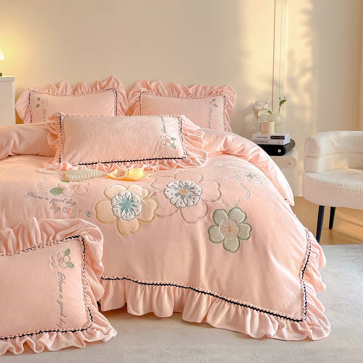 91家纺网 家纺一手货源 找家纺 民新家纺 2025新款牛奶绒毛巾绣贴布绣花四件套 花韵-樱花粉