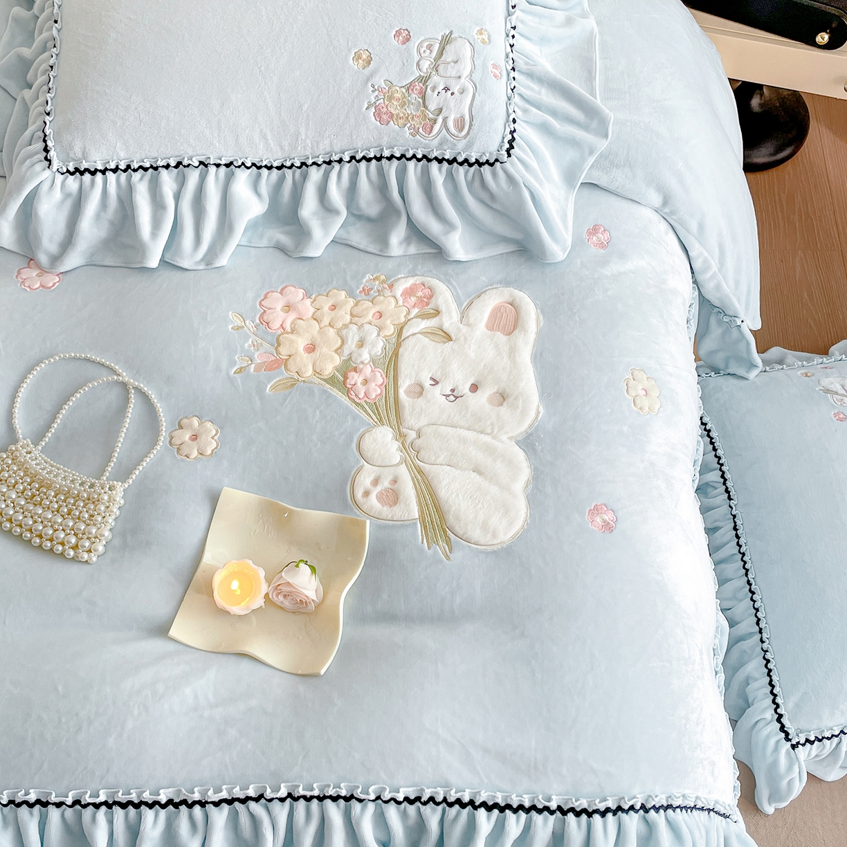 91家纺网 家纺一手货源 找家纺 民新家纺 2025新款牛奶绒毛巾绣贴布绣花四件套 梦境-浅蓝