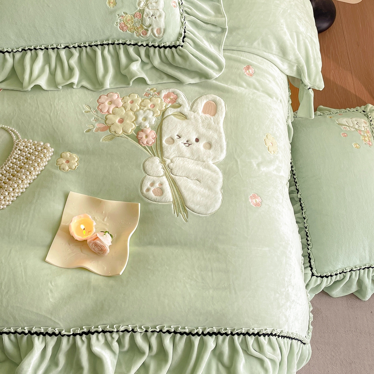 91家纺网 家纺一手货源 找家纺 民新家纺 2025新款牛奶绒毛巾绣贴布绣花四件套 梦境-青柠绿