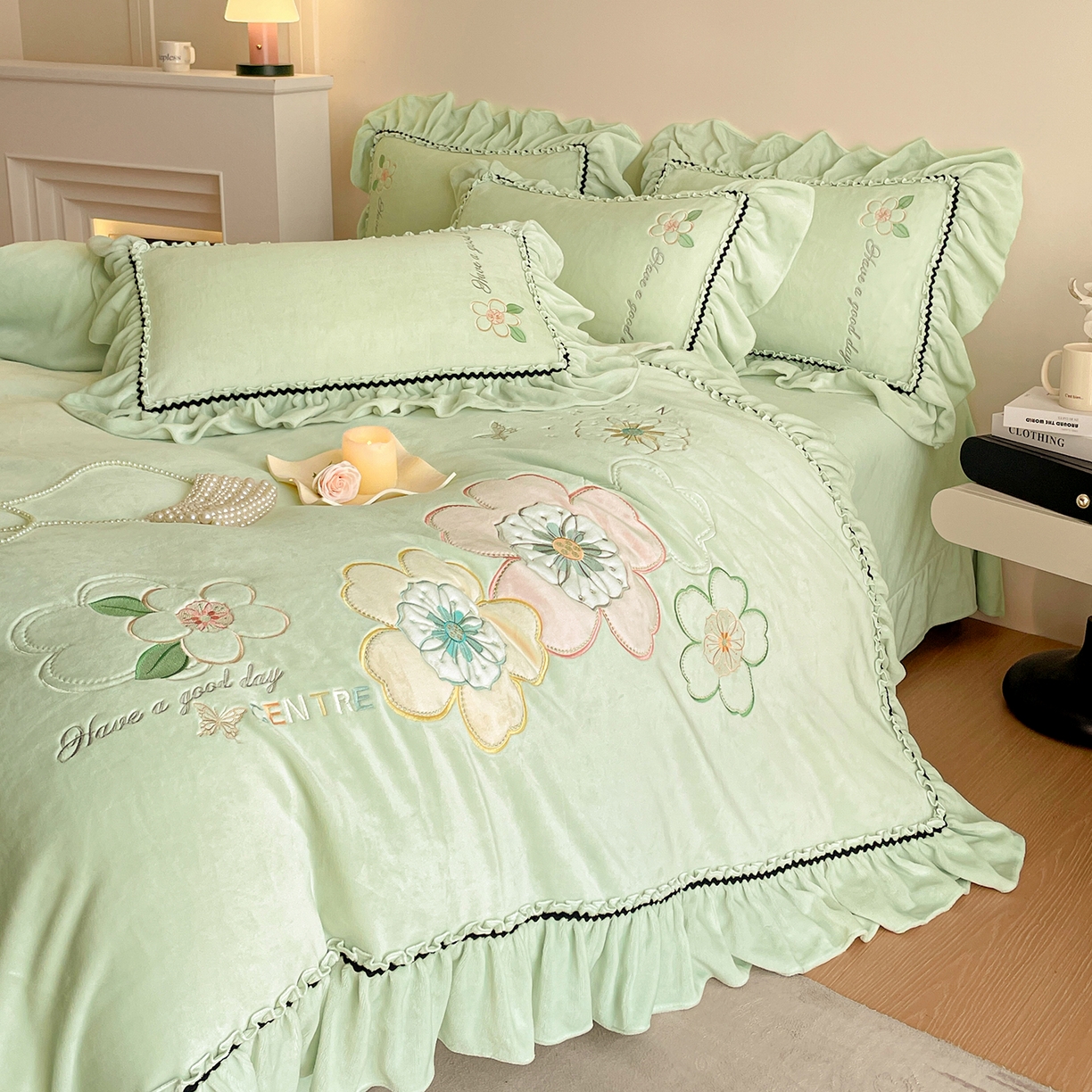 91家纺网 家纺一手货源 找家纺 民新家纺 2025新款牛奶绒毛巾绣贴布绣花四件套 花韵-青柠绿