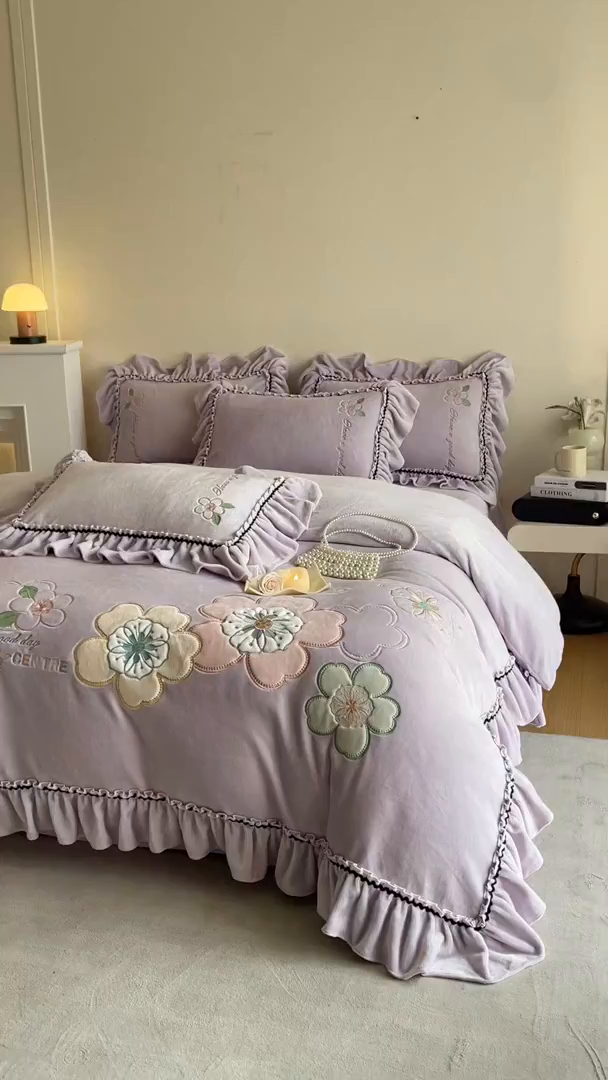 91家纺网 家纺一手货源 找家纺 民新家纺 2025新款牛奶绒毛巾绣贴布绣花四件套 花韵-浅紫