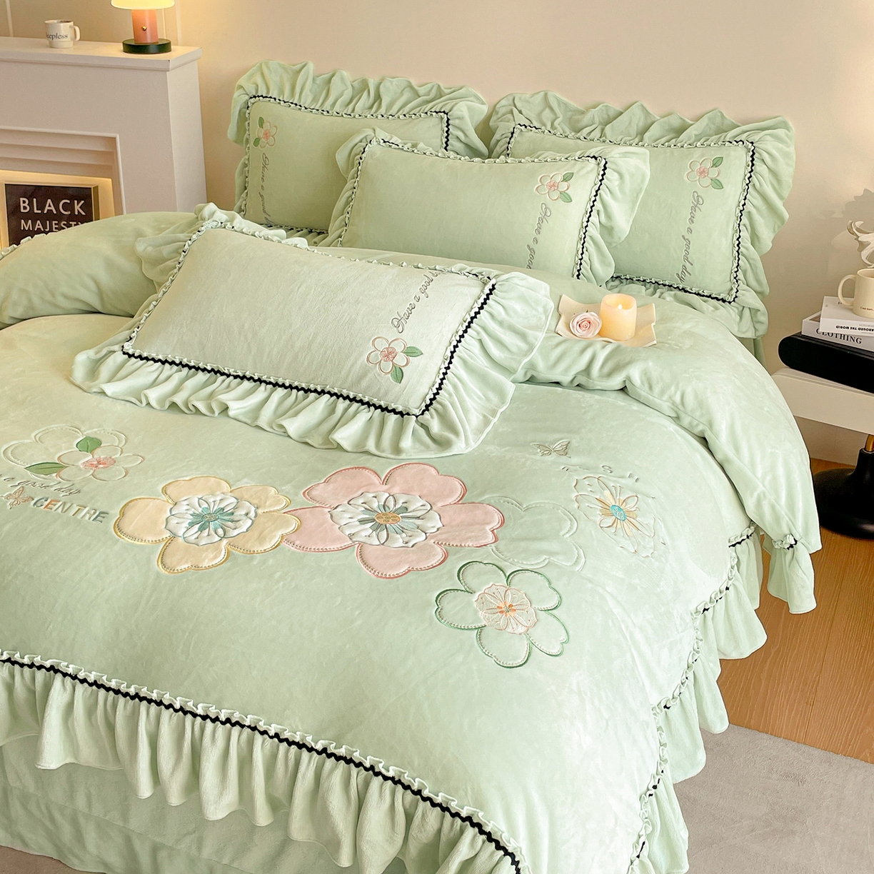 91家纺网 家纺一手货源 找家纺 民新家纺 2025新款牛奶绒毛巾绣贴布绣花四件套 花韵-青柠绿