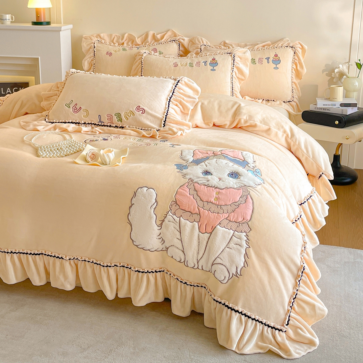 91家纺网 家纺一手货源 找家纺 民新家纺 2025新款牛奶绒毛巾绣贴布绣花四件套 蜜语-浅米黄