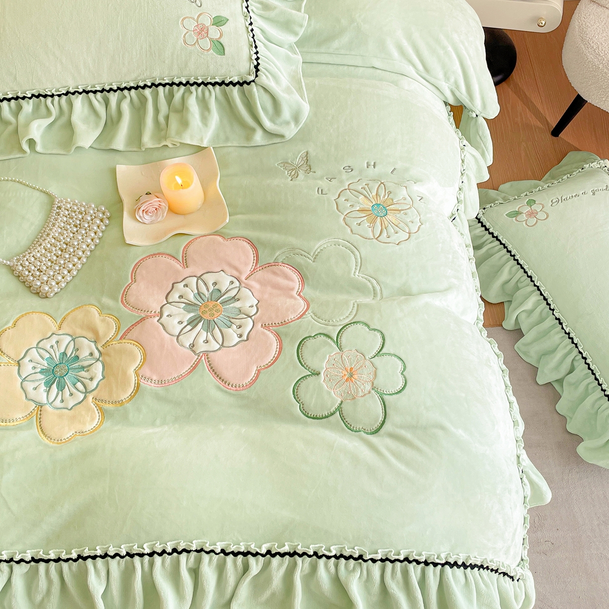 91家纺网 家纺一手货源 找家纺 民新家纺 2025新款牛奶绒毛巾绣贴布绣花四件套 花韵-青柠绿