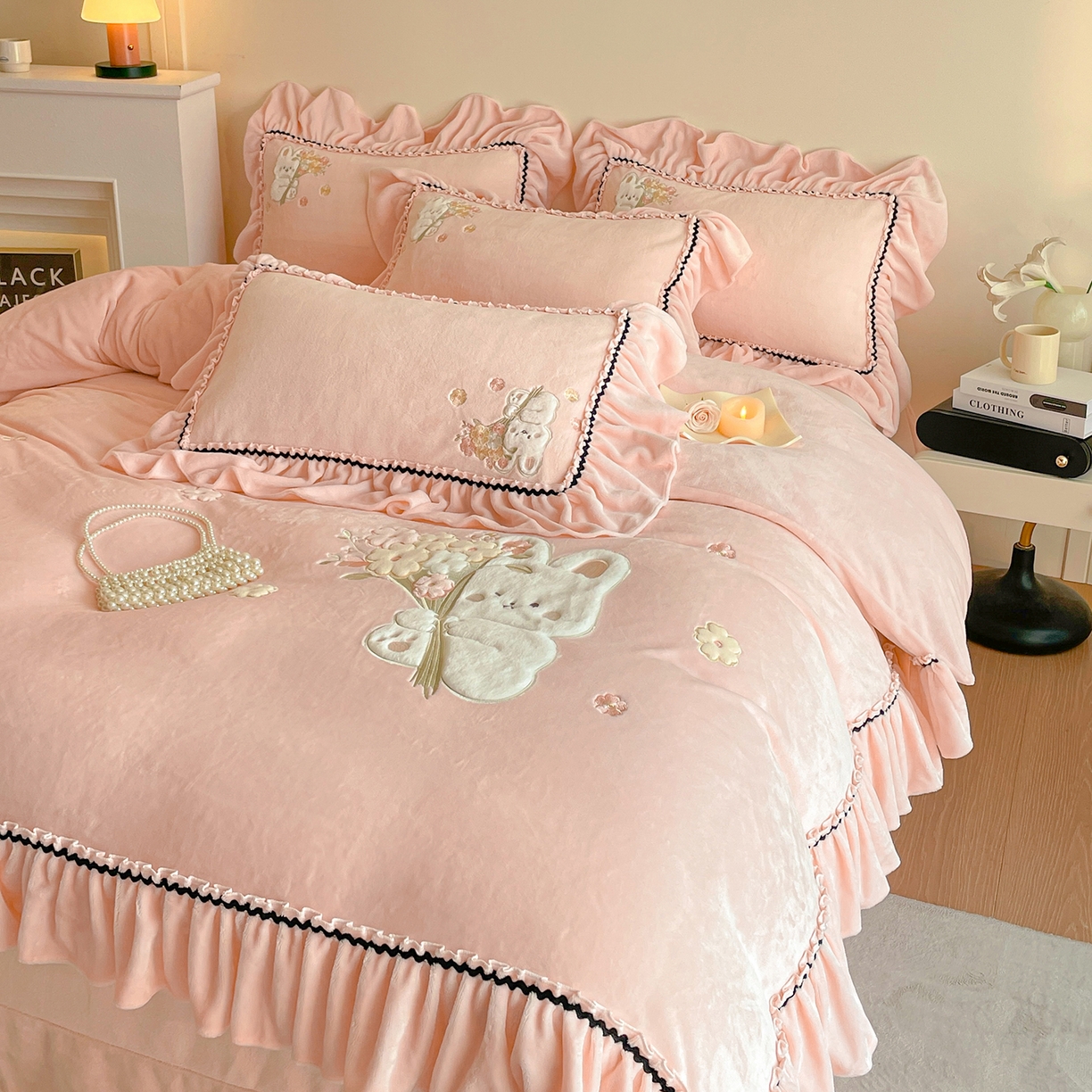 91家纺网 家纺一手货源 找家纺 民新家纺 2025新款牛奶绒毛巾绣贴布绣花四件套 梦境-樱花粉