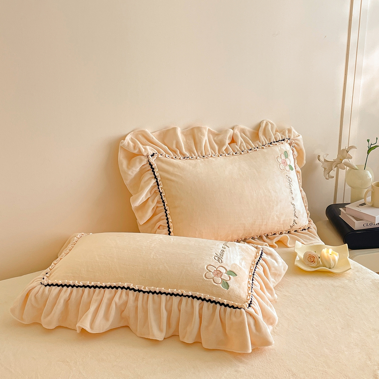 91家纺网 家纺一手货源 找家纺 民新家纺 2025新款牛奶绒毛巾绣贴布绣花四件套 花韵-浅米黄