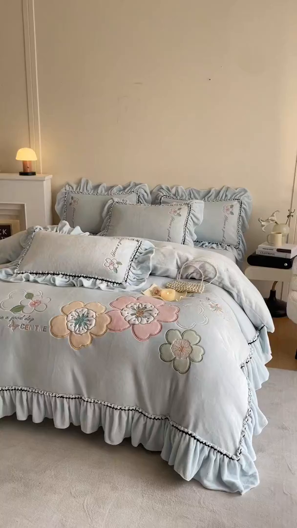 91家纺网 家纺一手货源 找家纺 民新家纺 2025新款牛奶绒毛巾绣贴布绣花四件套 花韵-浅蓝