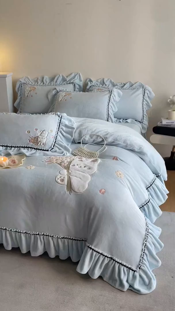 91家纺网 家纺一手货源 找家纺 民新家纺 2025新款牛奶绒毛巾绣贴布绣花四件套 梦境-浅蓝