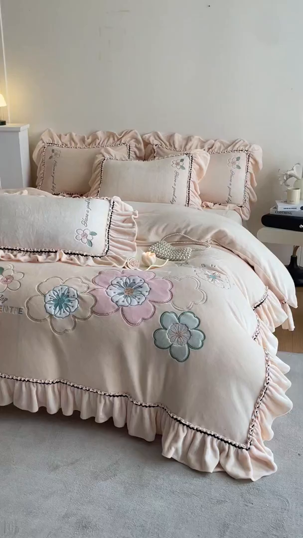 91家纺网 家纺一手货源 找家纺 民新家纺 2025新款牛奶绒毛巾绣贴布绣花四件套 花韵-浅米黄