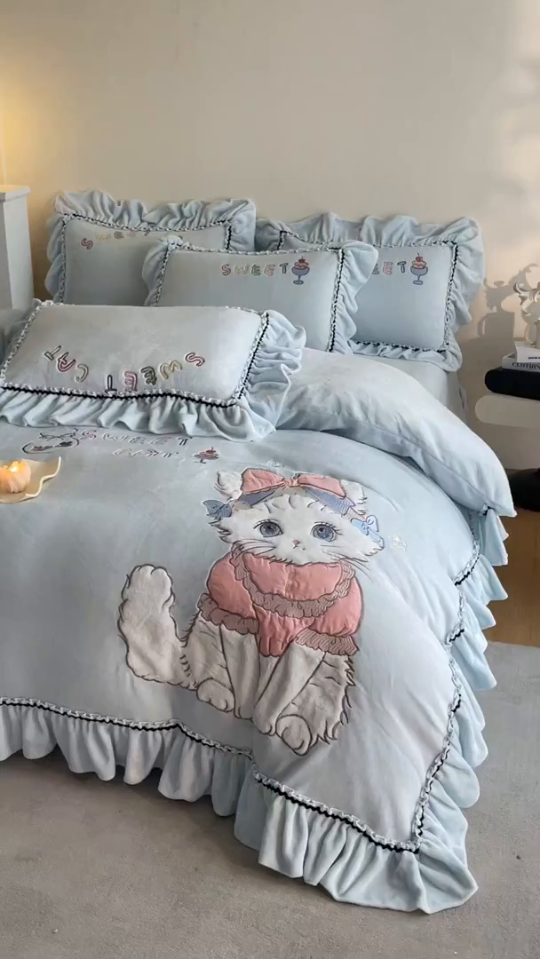 91家纺网 家纺一手货源 找家纺 民新家纺 2025新款牛奶绒毛巾绣贴布绣花四件套 蜜语-浅蓝