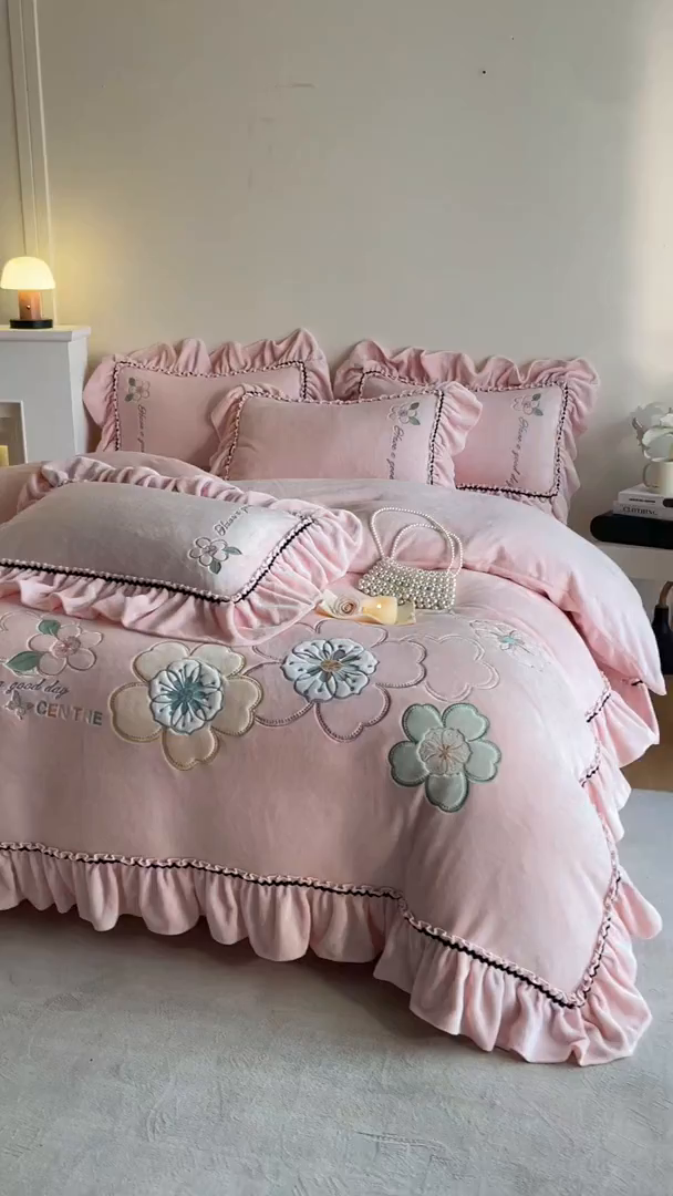 91家纺网 家纺一手货源 找家纺 民新家纺 2025新款牛奶绒毛巾绣贴布绣花四件套 花韵-樱花粉