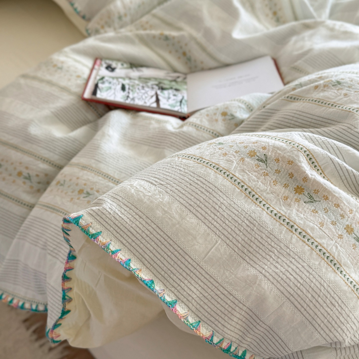 91家纺网 家纺一手货源 找家纺 觅糖家纺 2025新款色织提花水洗棉贝壳边三角针四件套 枝意