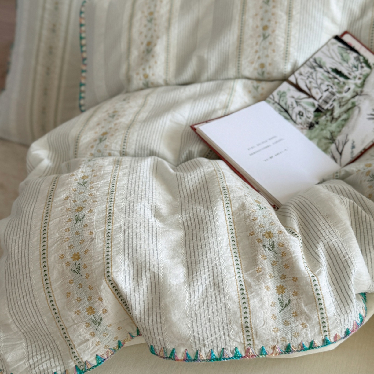 91家纺网 家纺一手货源 找家纺 觅糖家纺 2025新款色织提花水洗棉贝壳边三角针四件套 枝意