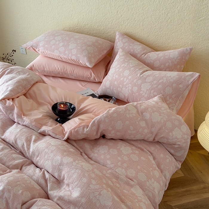 91家纺网 家纺一手货源 找家纺 琪格格纺织 2025新款全棉A类色织三层纱提花四件套 三层纱 莫奈花园-粉