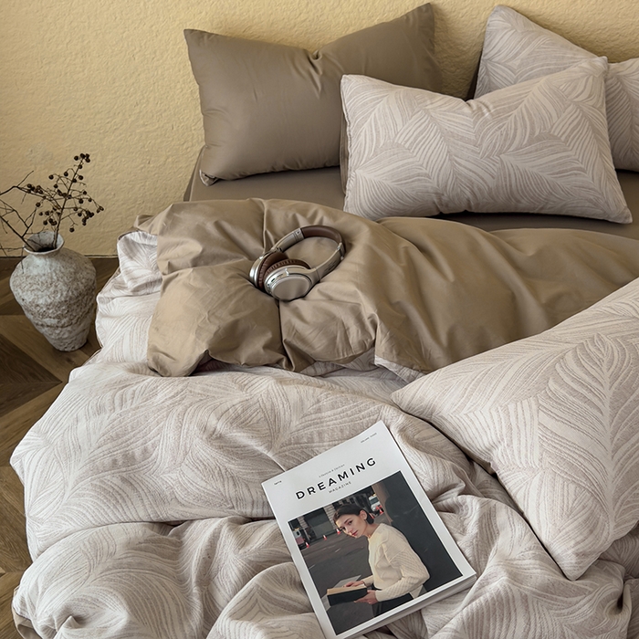 91家纺网 家纺一手货源 找家纺 琪格格纺织 2025新款全棉A类色织三层纱提花四件套 三层纱 叶舞