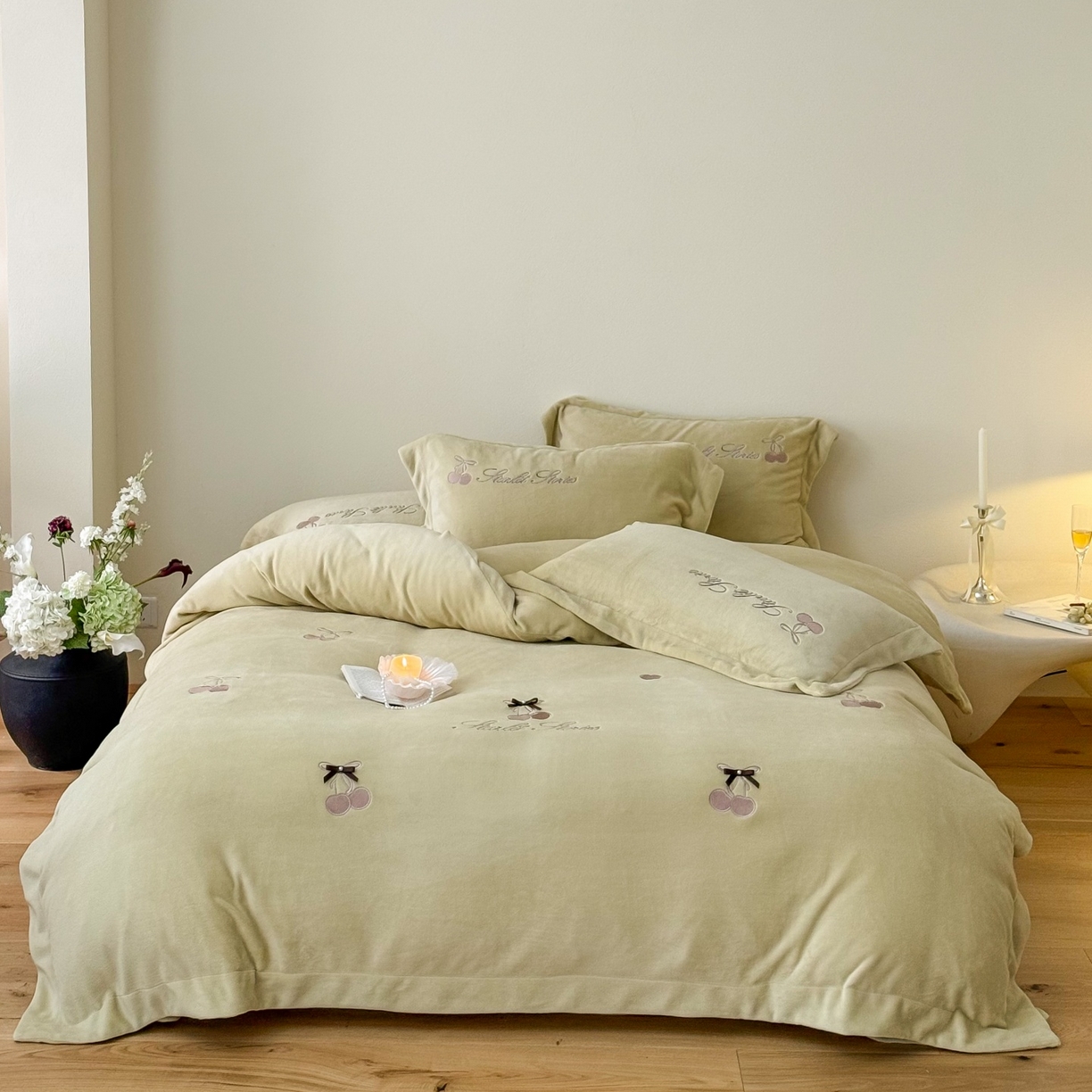 91家纺网 家纺一手货源 找家纺 泽西家纺+V17798841158发大图 2025新品秋冬加厚保暖220克9斤刺绣牛奶绒四件套-樱桃泡泡糖 樱桃泡泡糖-姜黄