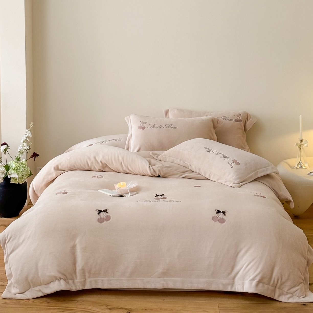 91家纺网 家纺一手货源 找家纺 泽西家纺+V17798841158发大图 2025新品秋冬加厚保暖220克9斤刺绣牛奶绒四件套-樱桃泡泡糖 樱桃泡泡糖-深米