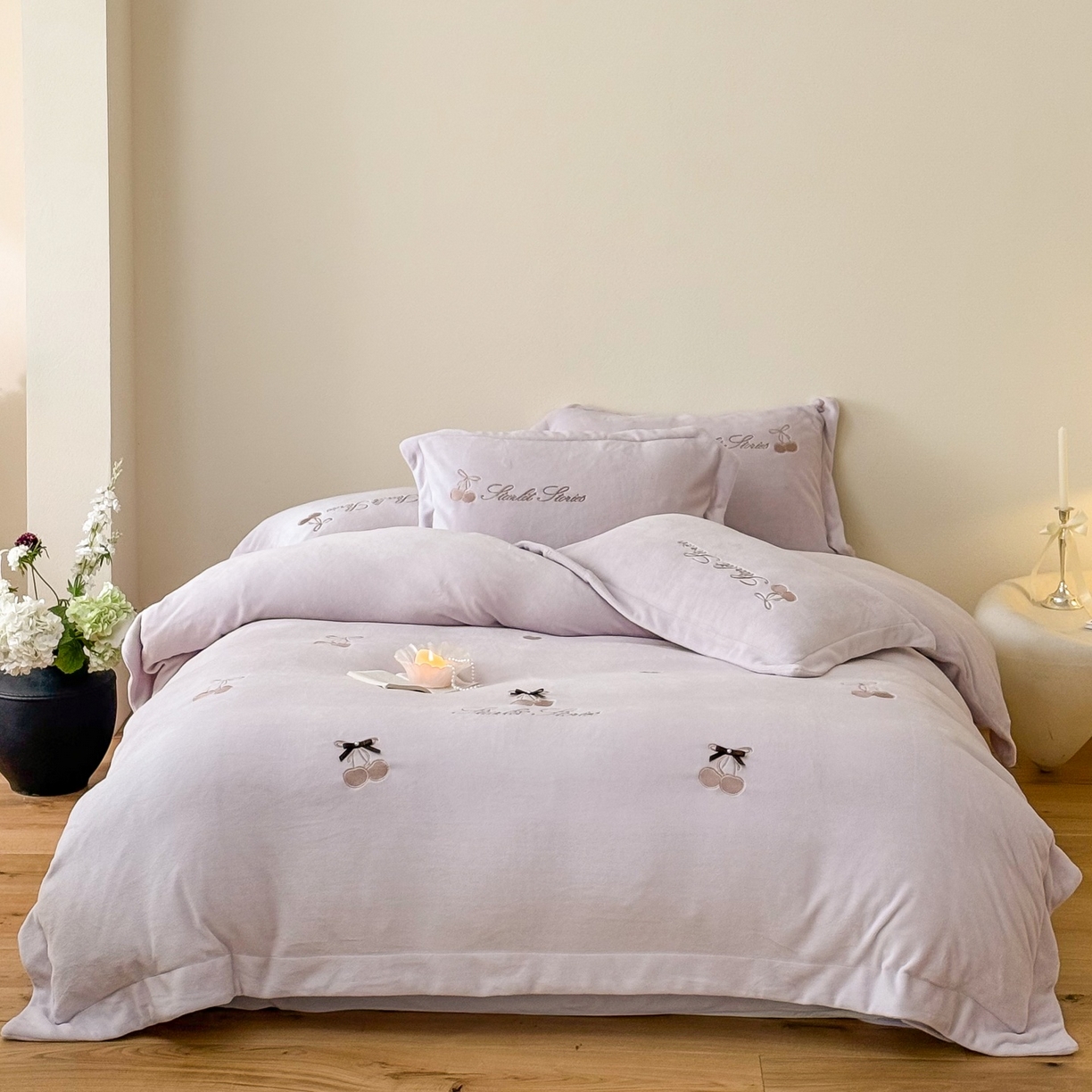 91家纺网 家纺一手货源 找家纺 泽西家纺+V17798841158发大图 2025新品秋冬加厚保暖220克9斤刺绣牛奶绒四件套-樱桃泡泡糖 樱桃泡泡糖-沫粉