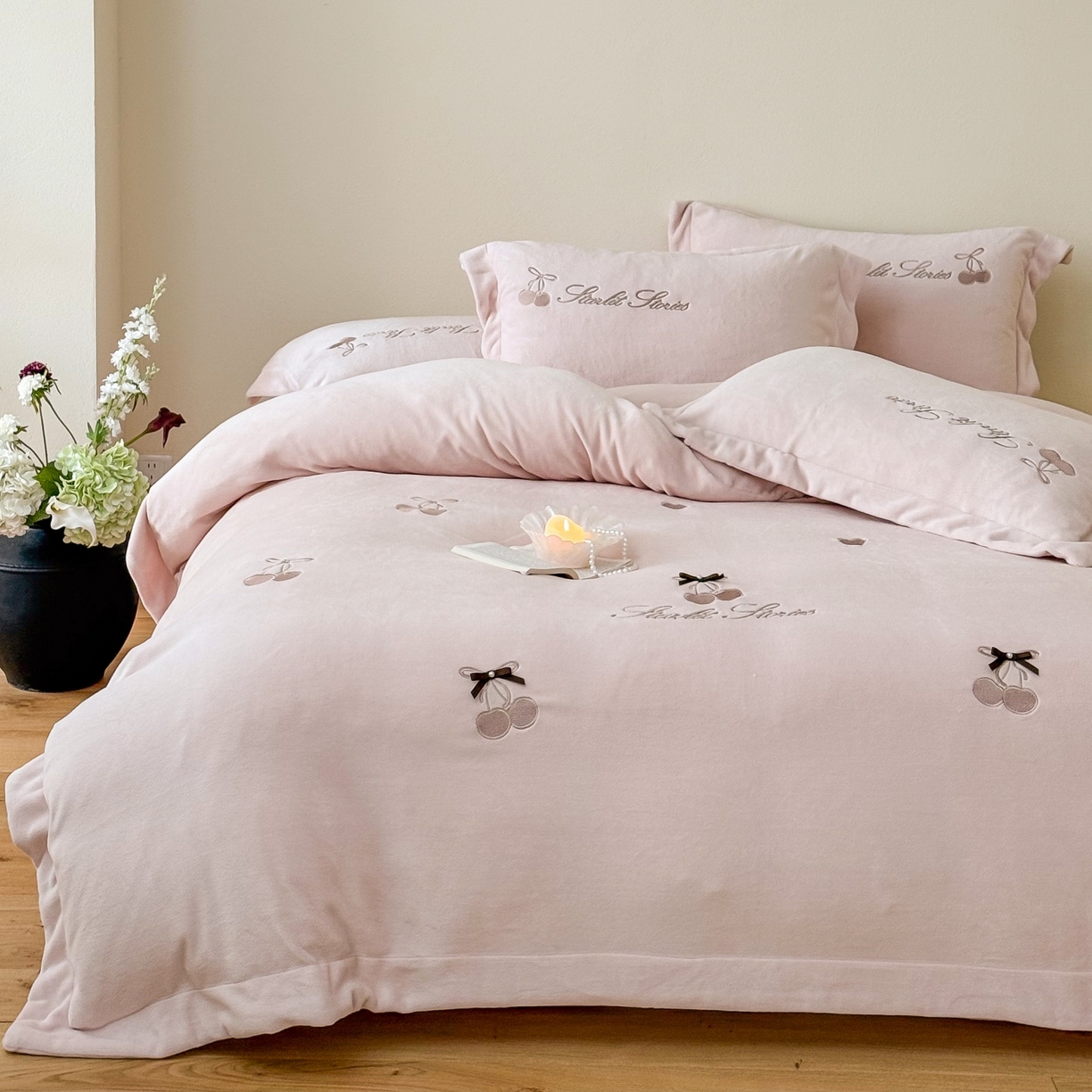 91家纺网 家纺一手货源 找家纺 泽西家纺+V17798841158发大图 2025新品秋冬加厚保暖220克9斤刺绣牛奶绒四件套-樱桃泡泡糖 樱桃泡泡糖-粉色