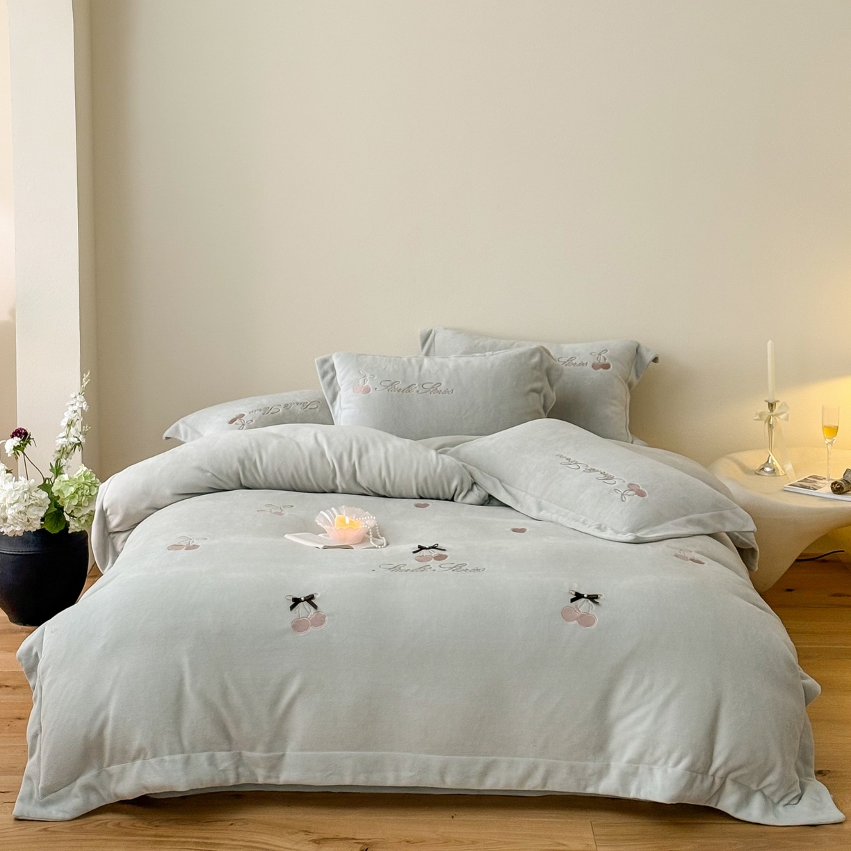 泽西家纺+V17798841158发大图 2025新品秋冬加厚保暖220克9斤刺绣牛奶绒四件套-樱桃泡泡糖 樱桃泡泡糖-甜灰