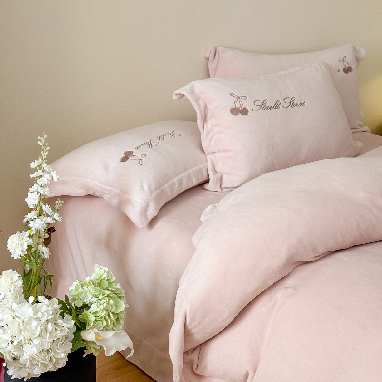 91家纺网 家纺一手货源 找家纺 泽西家纺+V17798841158发大图 2025新品秋冬加厚保暖220克9斤刺绣牛奶绒四件套-樱桃泡泡糖 樱桃泡泡糖-粉色