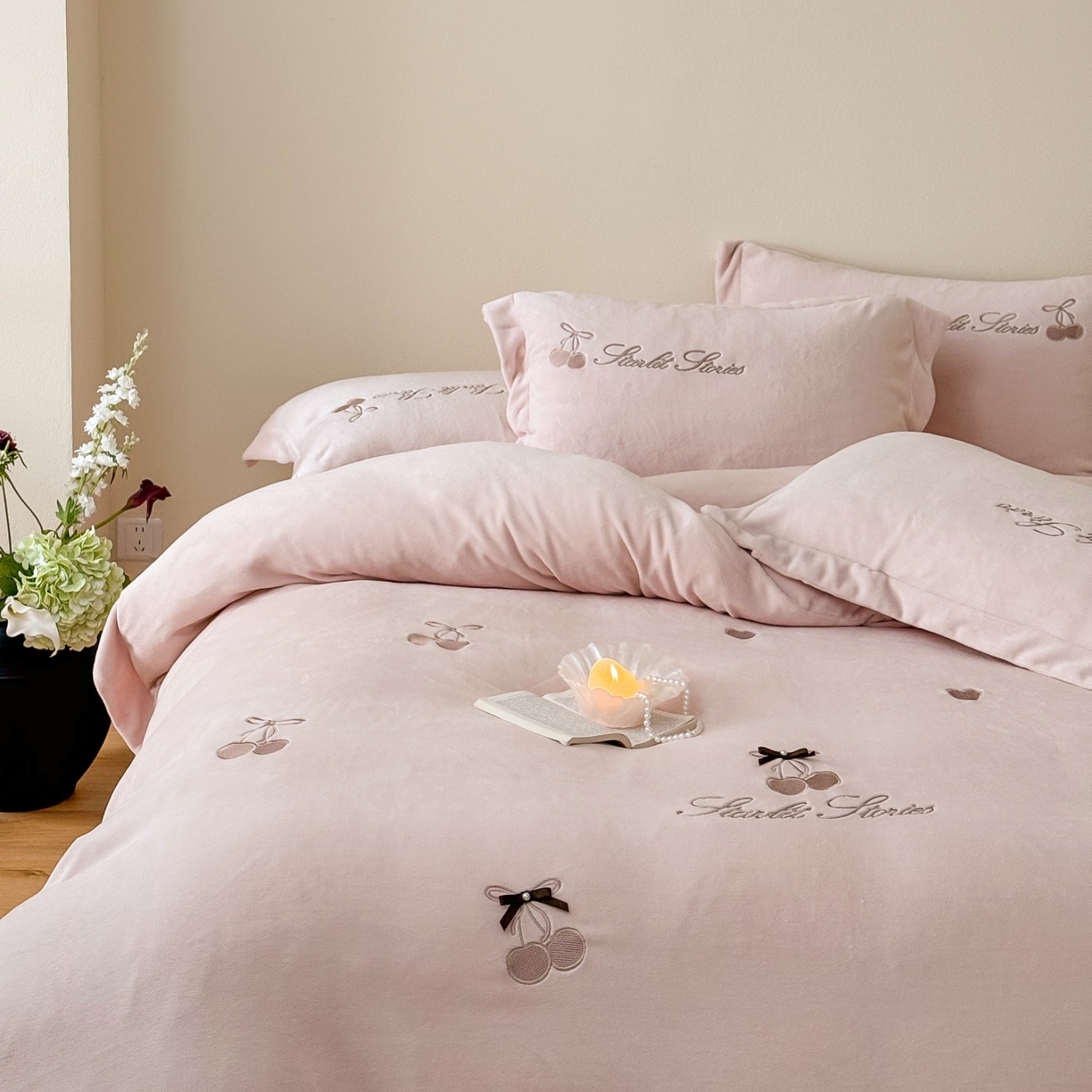 91家纺网 家纺一手货源 找家纺 泽西家纺+V17798841158发大图 2025新品秋冬加厚保暖220克9斤刺绣牛奶绒四件套-樱桃泡泡糖 樱桃泡泡糖-粉色