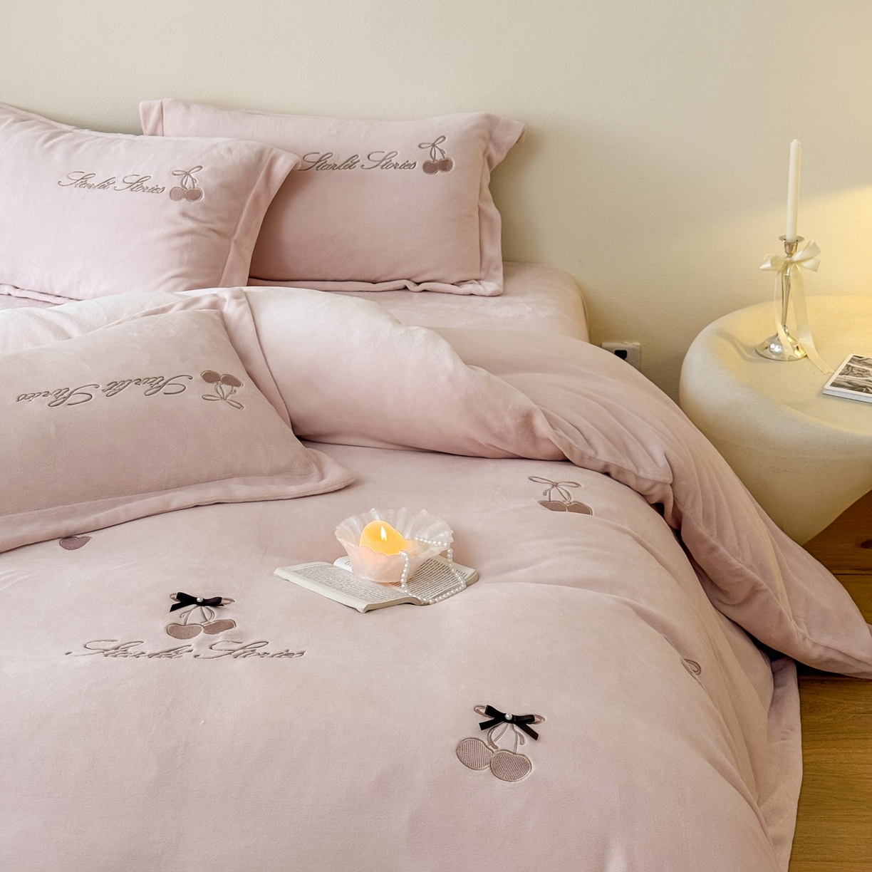 91家纺网 家纺一手货源 找家纺 泽西家纺+V17798841158发大图 2025新品秋冬加厚保暖220克9斤刺绣牛奶绒四件套-樱桃泡泡糖 樱桃泡泡糖-粉色