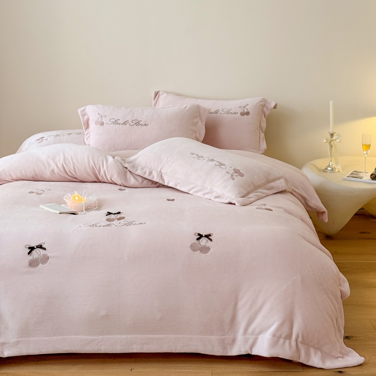 91家纺网 家纺一手货源 找家纺 泽西家纺+V17798841158发大图 2025新品秋冬加厚保暖220克9斤刺绣牛奶绒四件套-樱桃泡泡糖 樱桃泡泡糖-粉色