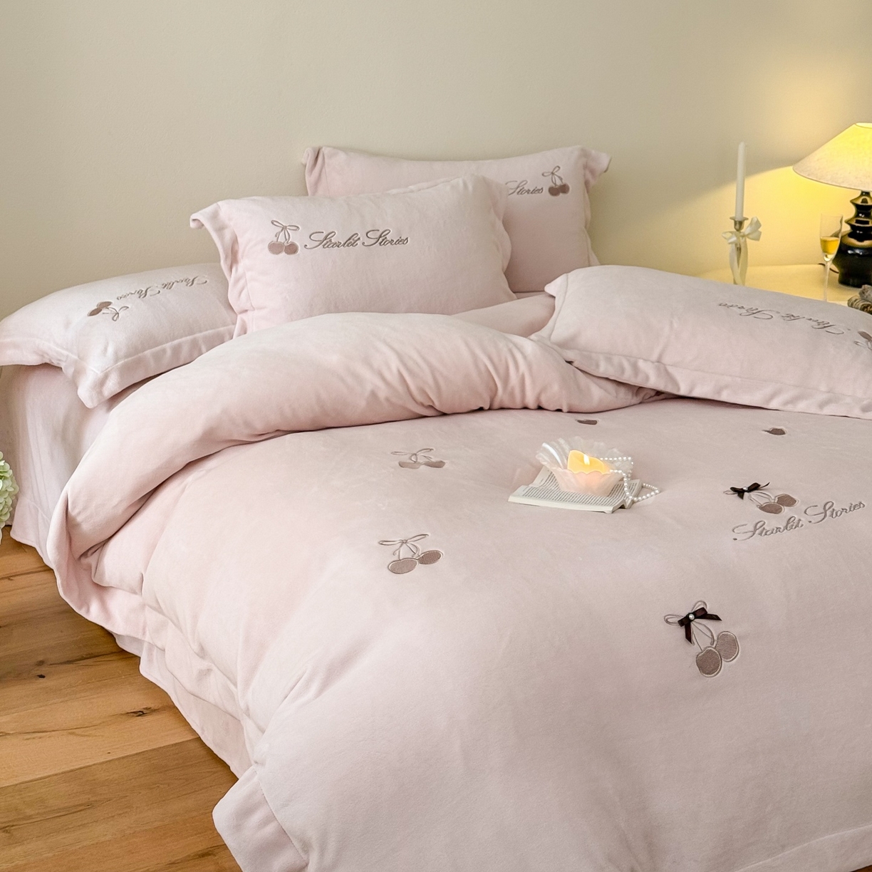 91家纺网 家纺一手货源 找家纺 泽西家纺+V17798841158发大图 2025新品秋冬加厚保暖220克9斤刺绣牛奶绒四件套-樱桃泡泡糖 樱桃泡泡糖-粉色