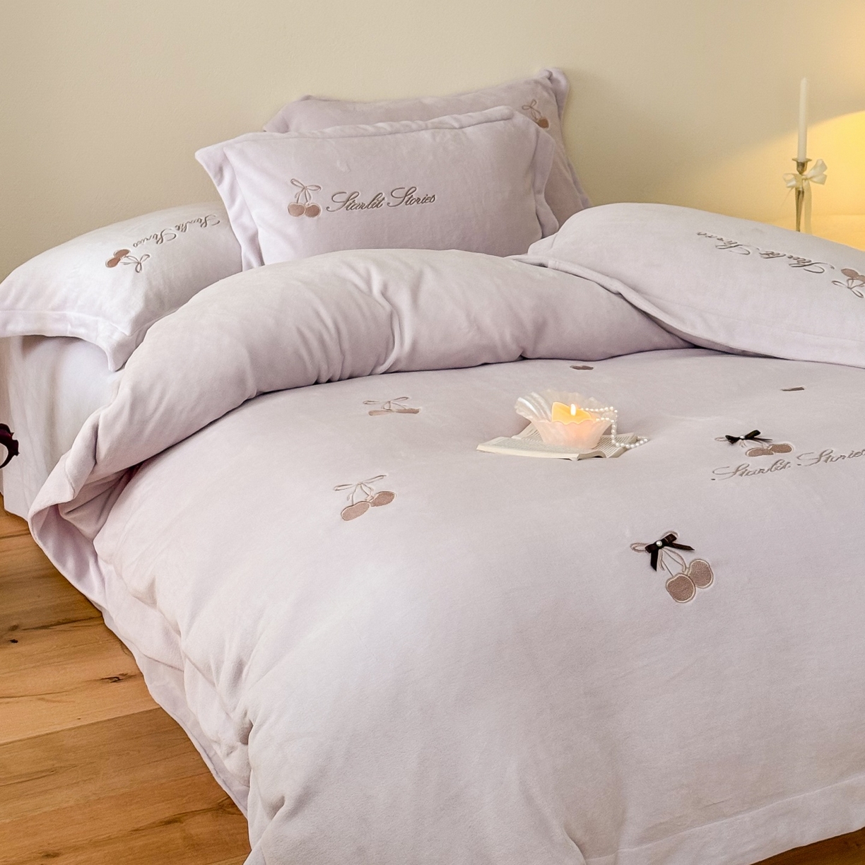 91家纺网 家纺一手货源 找家纺 泽西家纺+V17798841158发大图 2025新品秋冬加厚保暖220克9斤刺绣牛奶绒四件套-樱桃泡泡糖 樱桃泡泡糖-沫粉