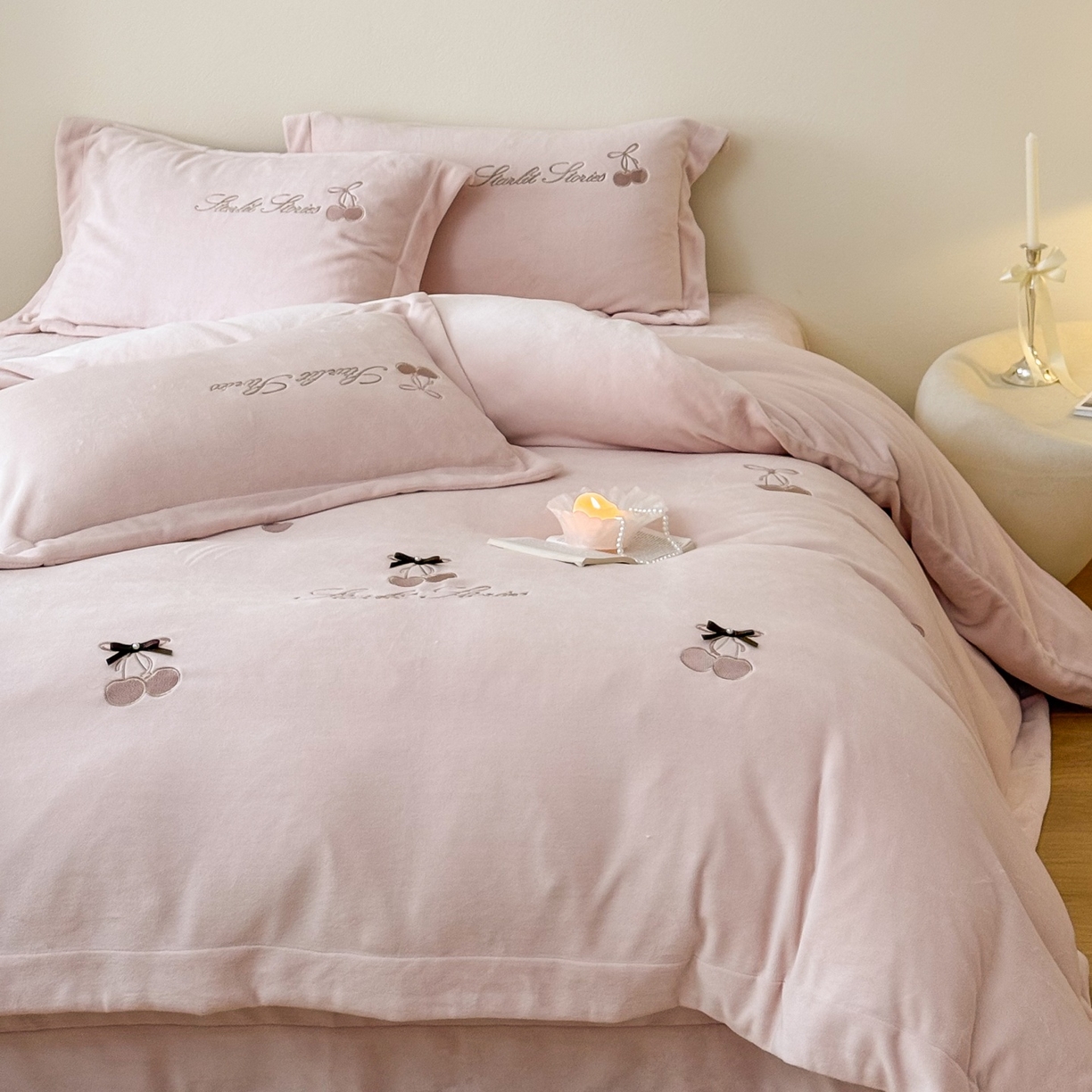 91家纺网 家纺一手货源 找家纺 泽西家纺+V17798841158发大图 2025新品秋冬加厚保暖220克9斤刺绣牛奶绒四件套-樱桃泡泡糖 樱桃泡泡糖-粉色