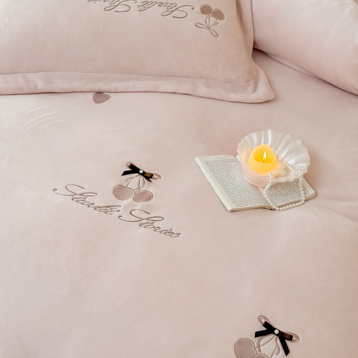 91家纺网 家纺一手货源 找家纺 泽西家纺+V17798841158发大图 2025新品秋冬加厚保暖220克9斤刺绣牛奶绒四件套-樱桃泡泡糖 樱桃泡泡糖-粉色