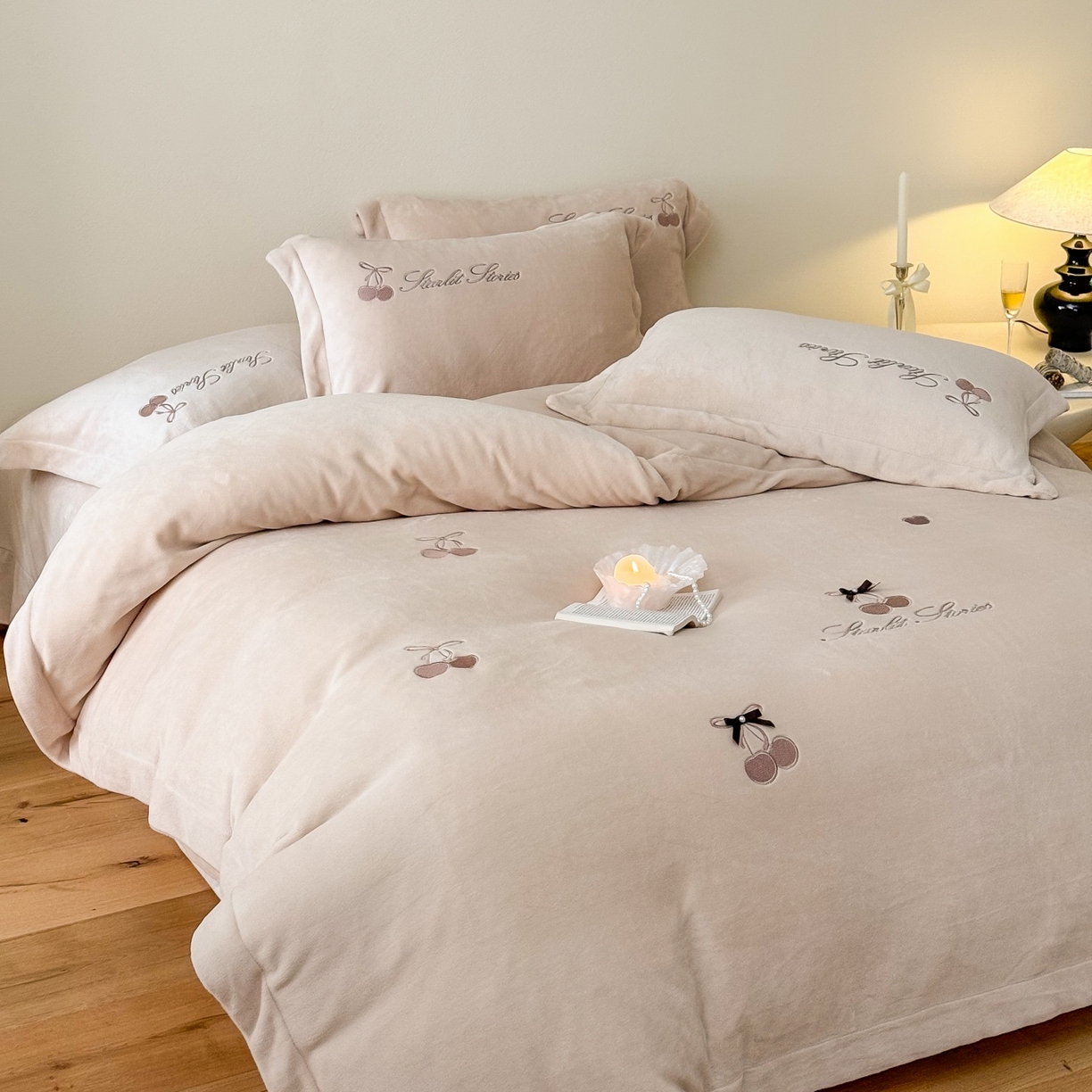 91家纺网 家纺一手货源 找家纺 泽西家纺+V17798841158发大图 2025新品秋冬加厚保暖220克9斤刺绣牛奶绒四件套-樱桃泡泡糖 樱桃泡泡糖-深米