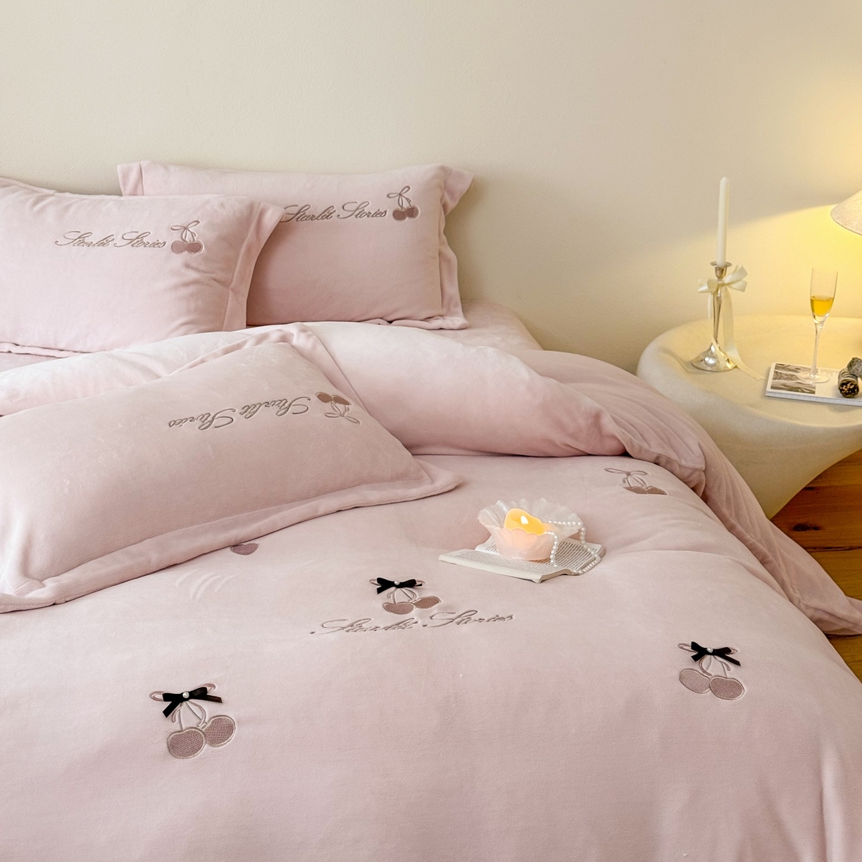 91家纺网 家纺一手货源 找家纺 泽西家纺+V17798841158发大图 2025新品秋冬加厚保暖220克9斤刺绣牛奶绒四件套-樱桃泡泡糖 樱桃泡泡糖-粉色