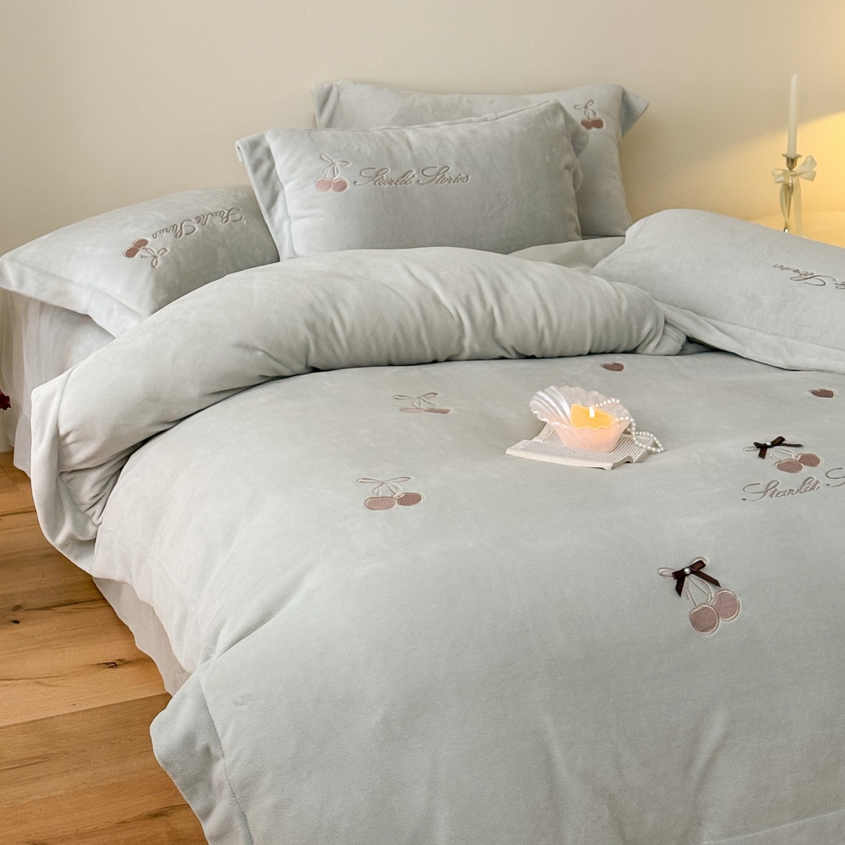 91家纺网 家纺一手货源 找家纺 泽西家纺+V17798841158发大图 2025新品秋冬加厚保暖220克9斤刺绣牛奶绒四件套-樱桃泡泡糖 樱桃泡泡糖-甜灰