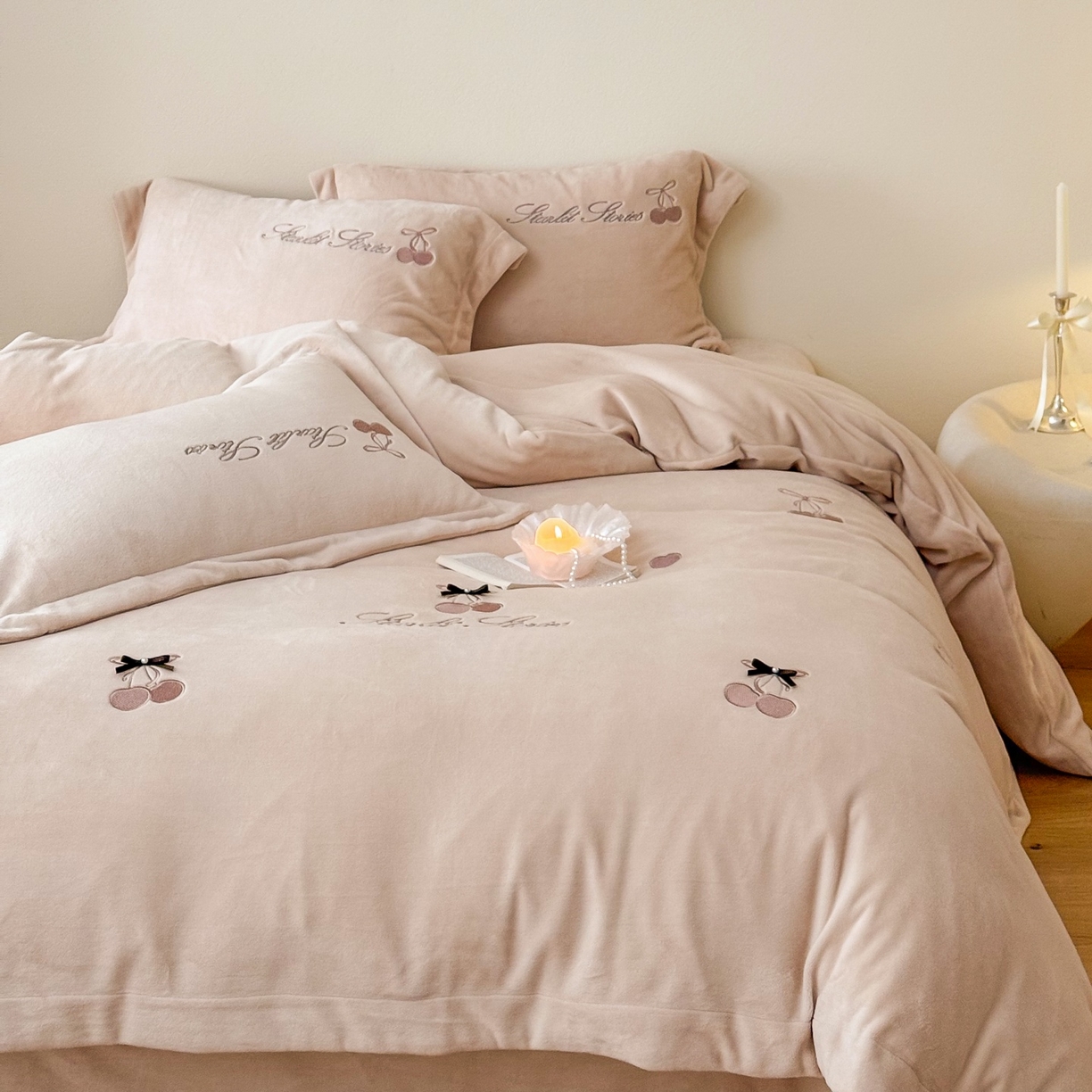 91家纺网 家纺一手货源 找家纺 泽西家纺+V17798841158发大图 2025新品秋冬加厚保暖220克9斤刺绣牛奶绒四件套-樱桃泡泡糖 樱桃泡泡糖-深米