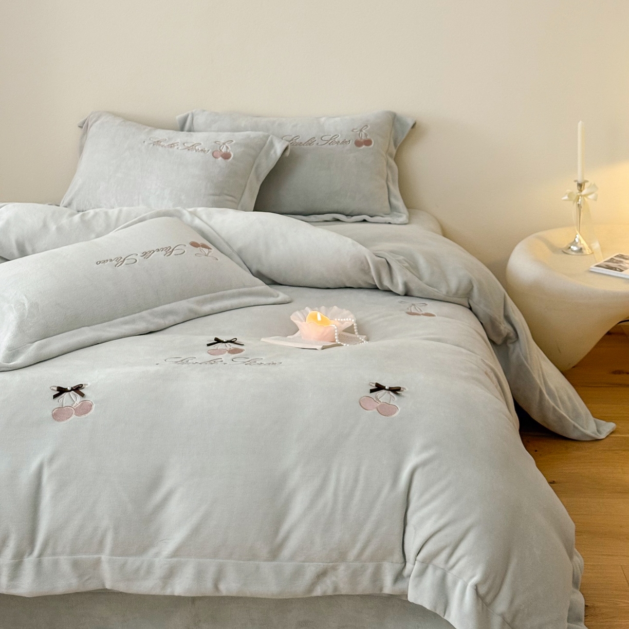 91家纺网 家纺一手货源 找家纺 泽西家纺+V17798841158发大图 2025新品秋冬加厚保暖220克9斤刺绣牛奶绒四件套-樱桃泡泡糖 樱桃泡泡糖-甜灰