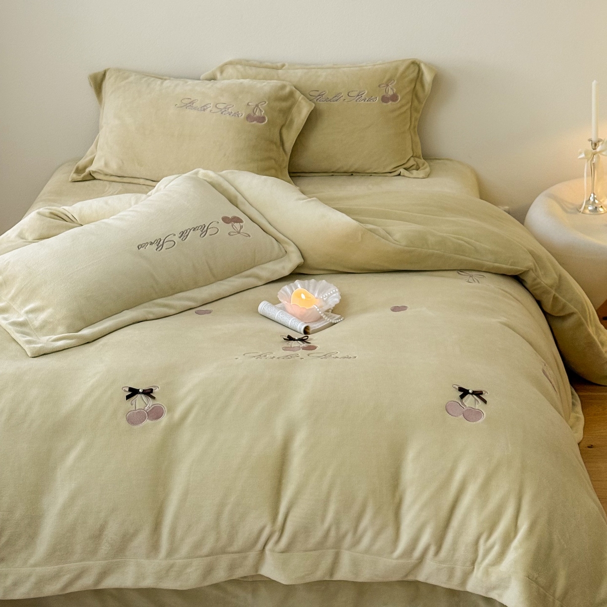 91家纺网 家纺一手货源 找家纺 泽西家纺+V17798841158发大图 2025新品秋冬加厚保暖220克9斤刺绣牛奶绒四件套-樱桃泡泡糖 樱桃泡泡糖-姜黄