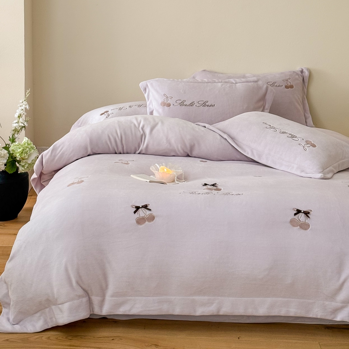 91家纺网 家纺一手货源 找家纺 泽西家纺+V17798841158发大图 2025新品秋冬加厚保暖220克9斤刺绣牛奶绒四件套-樱桃泡泡糖 樱桃泡泡糖-沫粉