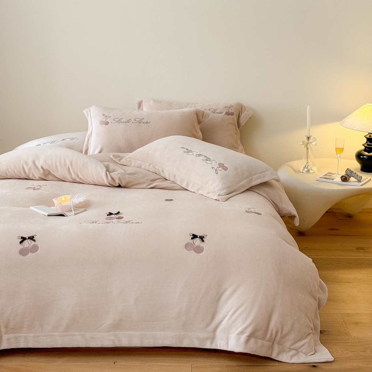 91家纺网 家纺一手货源 找家纺 泽西家纺+V17798841158发大图 2025新品秋冬加厚保暖220克9斤刺绣牛奶绒四件套-樱桃泡泡糖 樱桃泡泡糖-深米