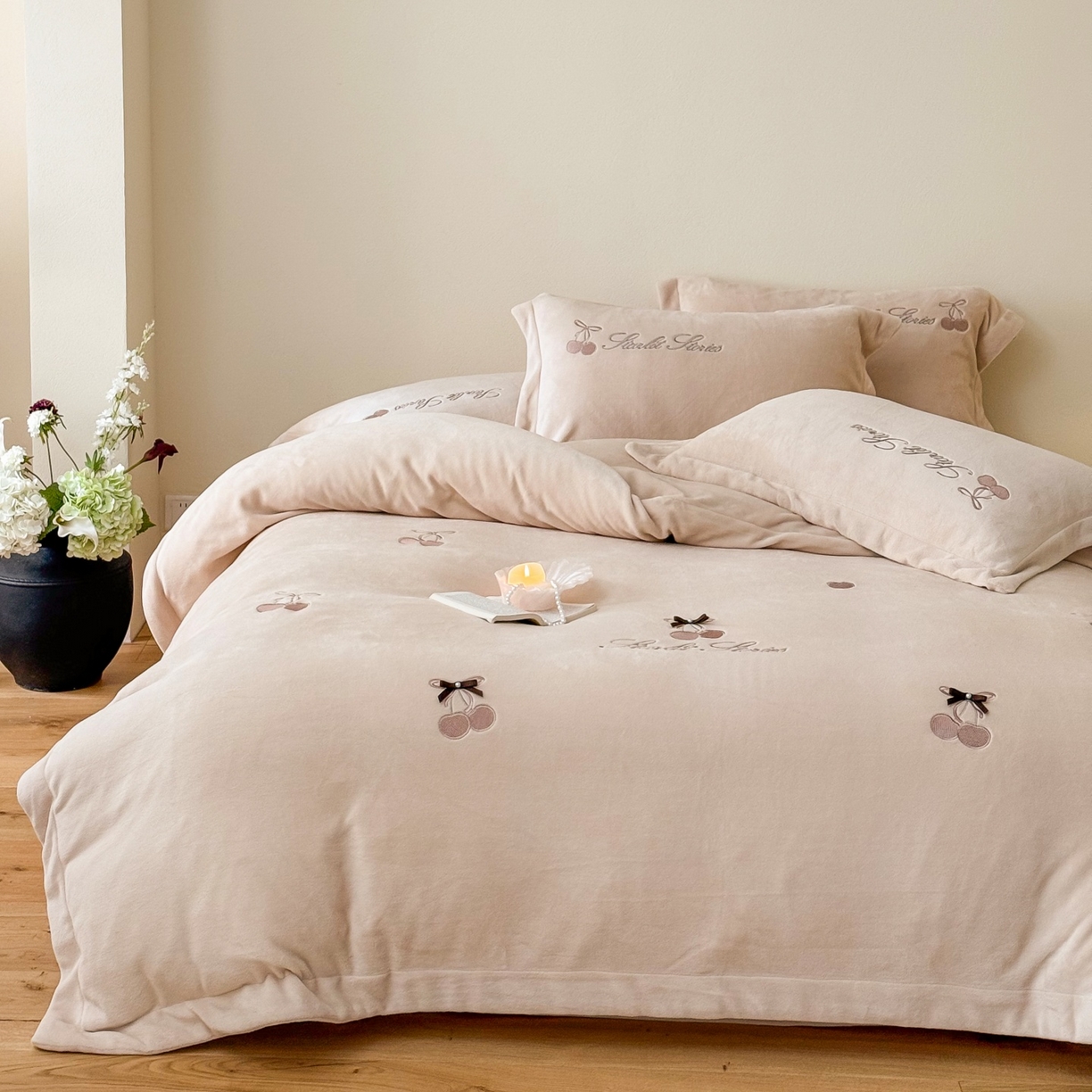 91家纺网 家纺一手货源 找家纺 泽西家纺+V17798841158发大图 2025新品秋冬加厚保暖220克9斤刺绣牛奶绒四件套-樱桃泡泡糖 樱桃泡泡糖-深米