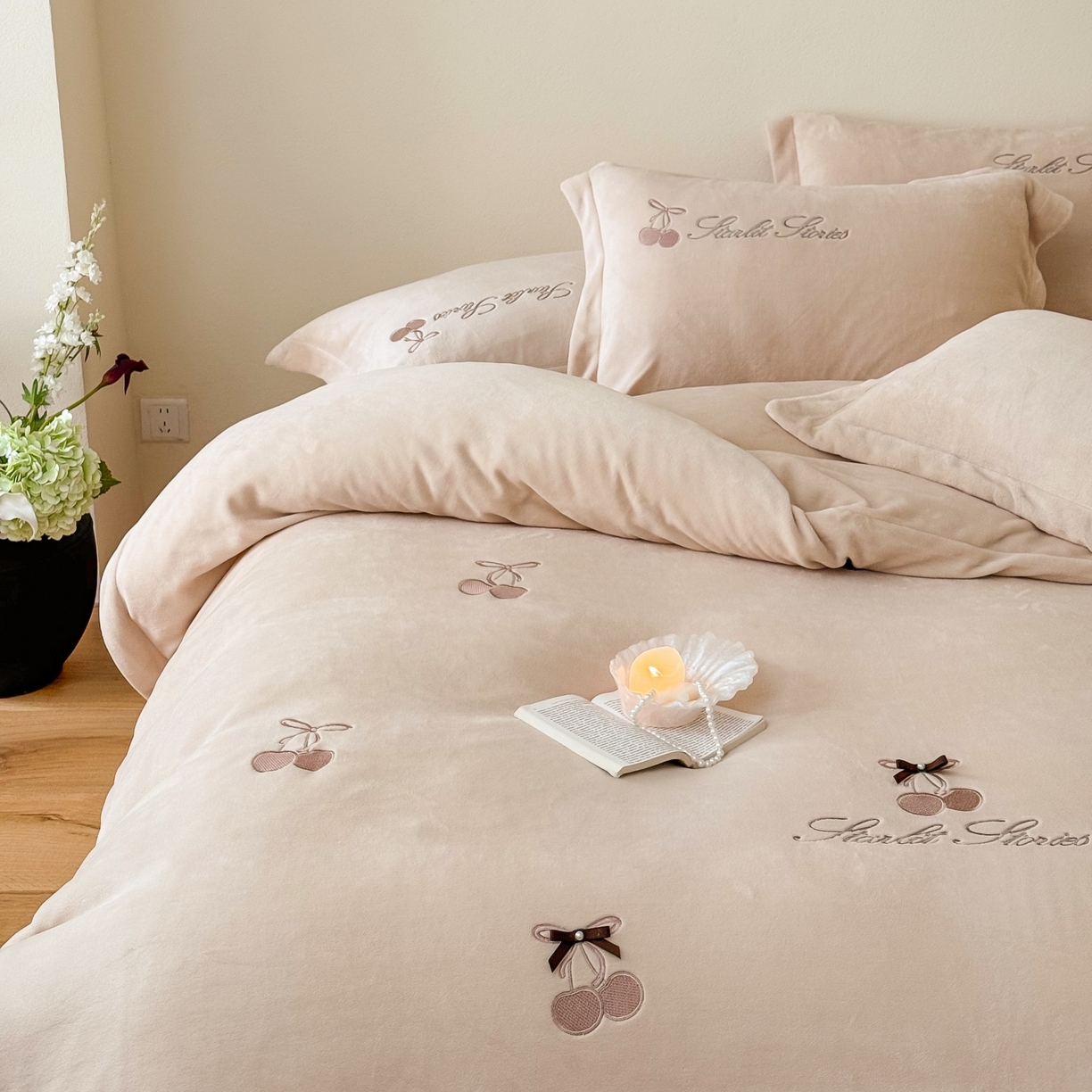 91家纺网 家纺一手货源 找家纺 泽西家纺+V17798841158发大图 2025新品秋冬加厚保暖220克9斤刺绣牛奶绒四件套-樱桃泡泡糖 樱桃泡泡糖-深米