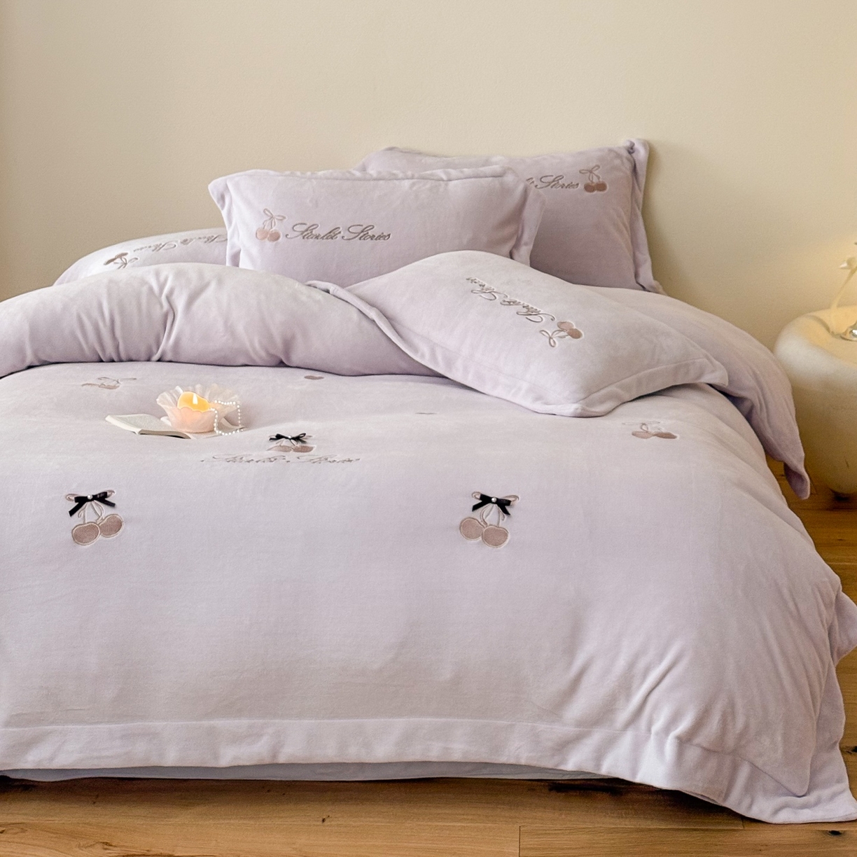 91家纺网 家纺一手货源 找家纺 泽西家纺+V17798841158发大图 2025新品秋冬加厚保暖220克9斤刺绣牛奶绒四件套-樱桃泡泡糖 樱桃泡泡糖-沫粉