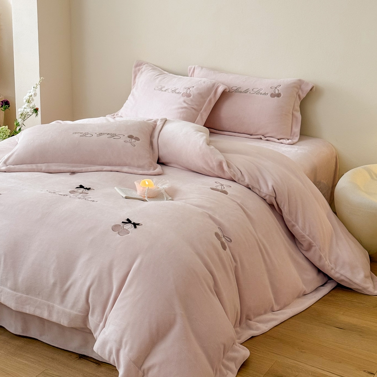 91家纺网 家纺一手货源 找家纺 泽西家纺+V17798841158发大图 2025新品秋冬加厚保暖220克9斤刺绣牛奶绒四件套-樱桃泡泡糖 樱桃泡泡糖-粉色