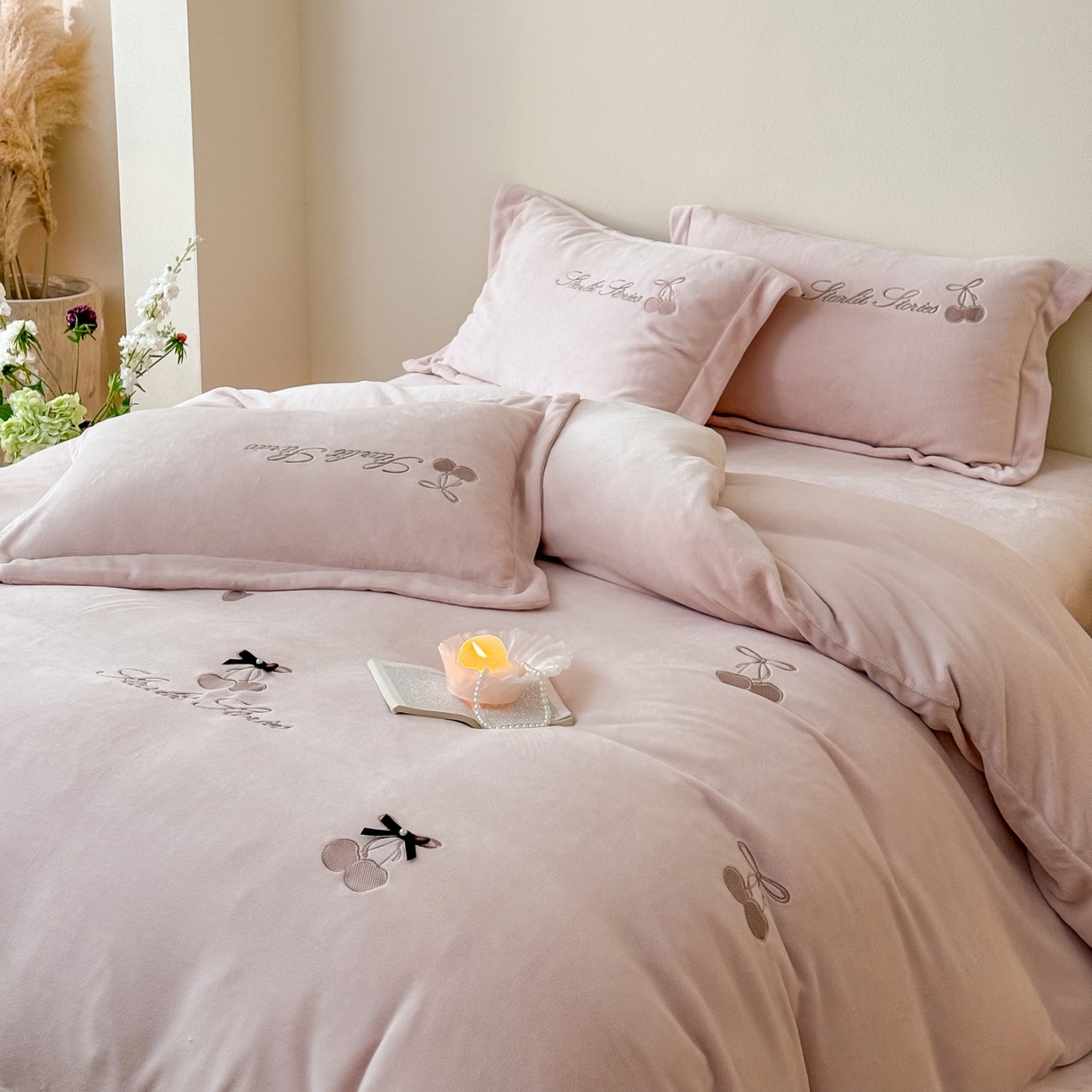 91家纺网 家纺一手货源 找家纺 泽西家纺+V17798841158发大图 2025新品秋冬加厚保暖220克9斤刺绣牛奶绒四件套-樱桃泡泡糖 樱桃泡泡糖-粉色